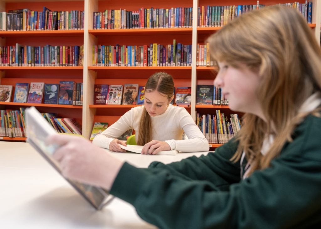 Leerlingen lezen aan tafel