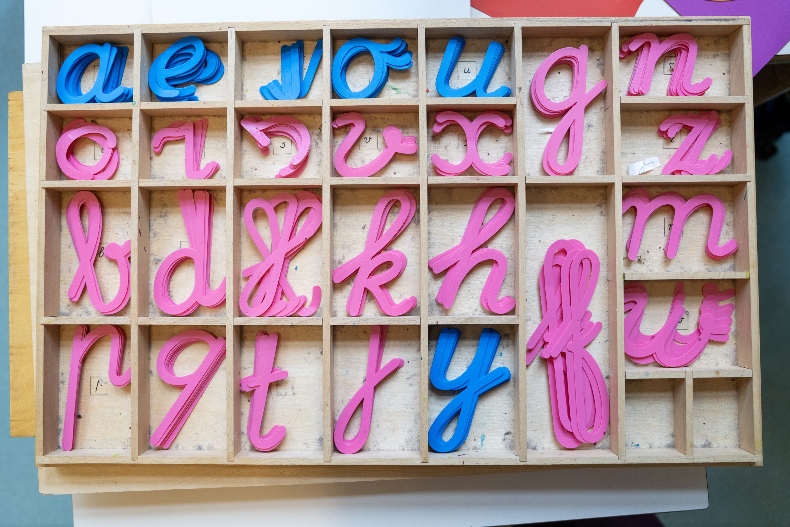 Letterbak met blauwe en roze letters