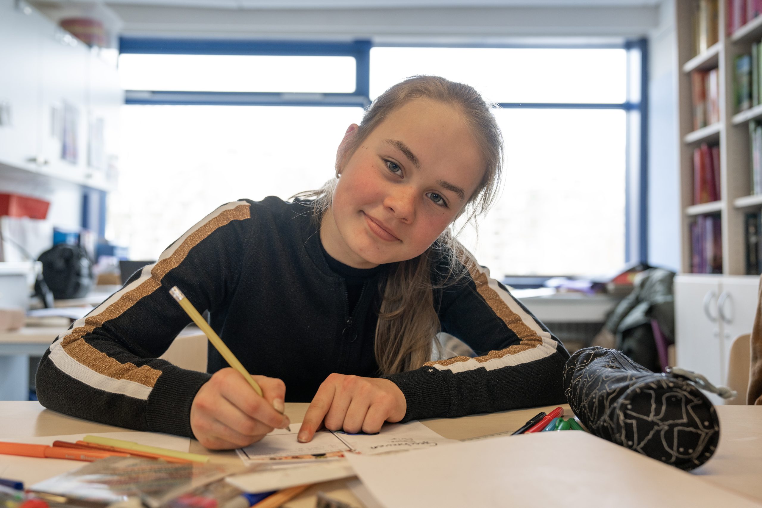 Kind maakt leeslogboek aan tafel