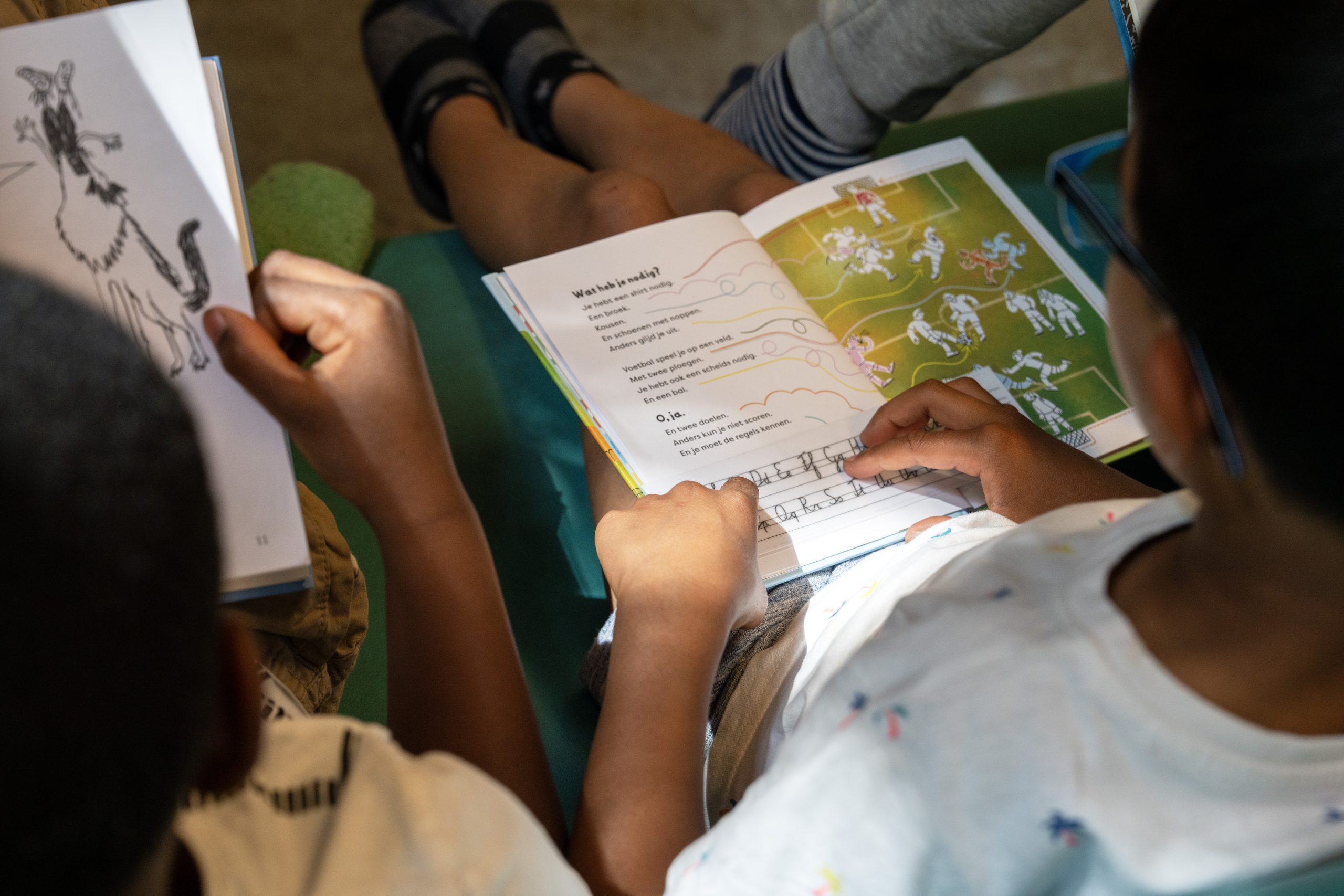 Leerlingen lezen zelf, kijkt mee over de schouder.