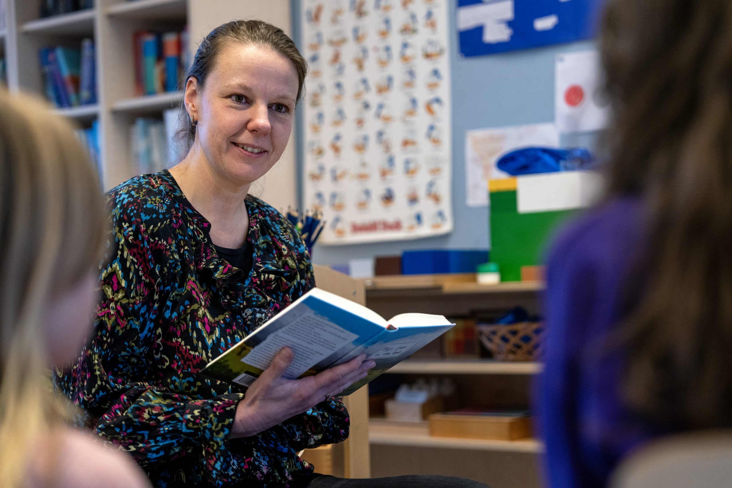 Juf leest voor in een kring