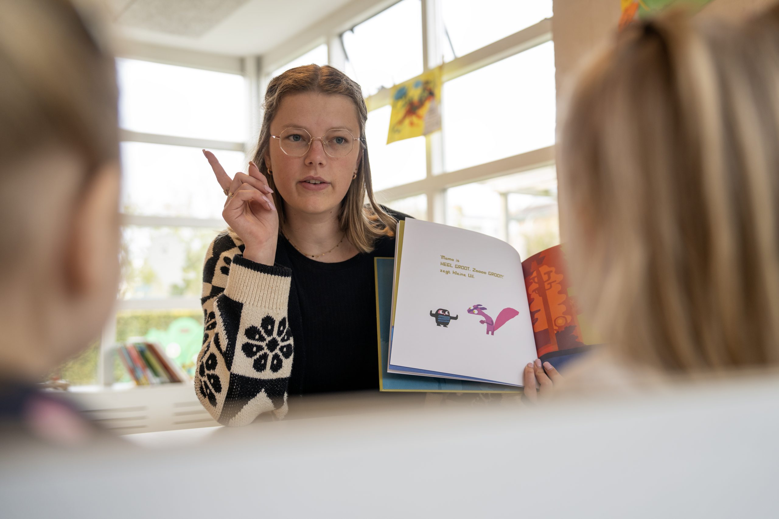 Docent leest prentenboek voor