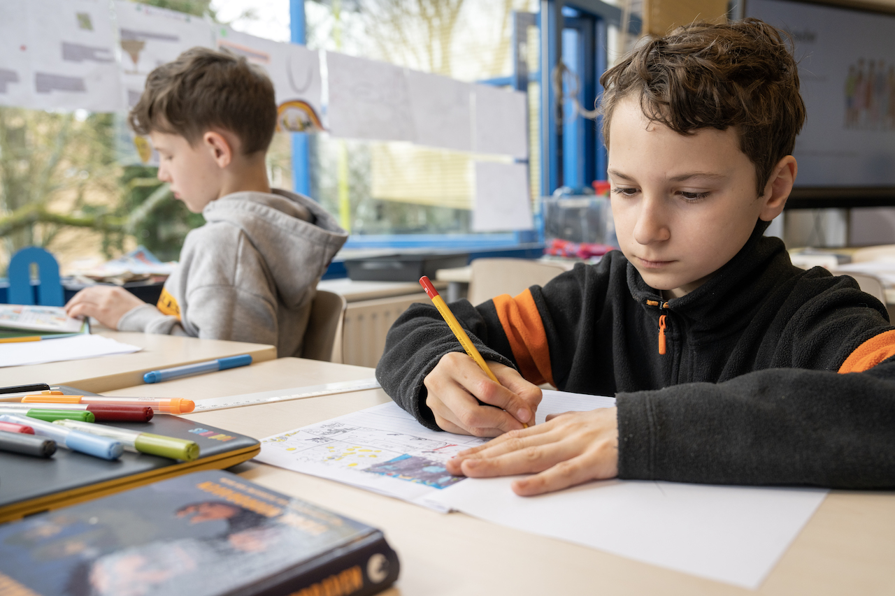 Jongen werkt aan tekening 