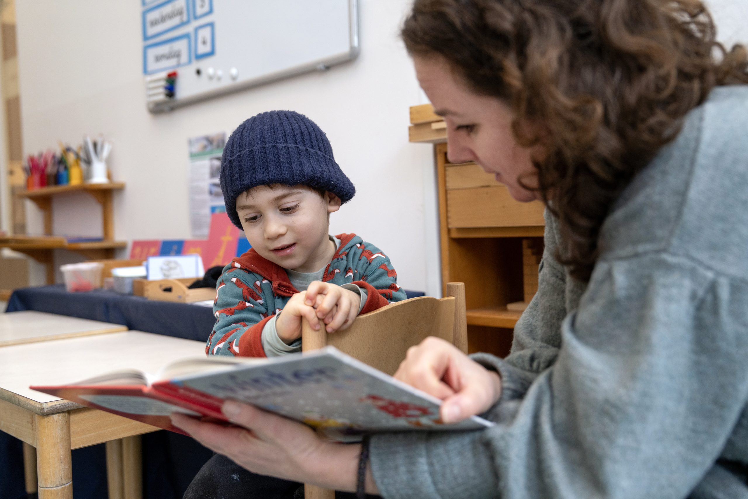 Docent leest voor uit een prentenboek