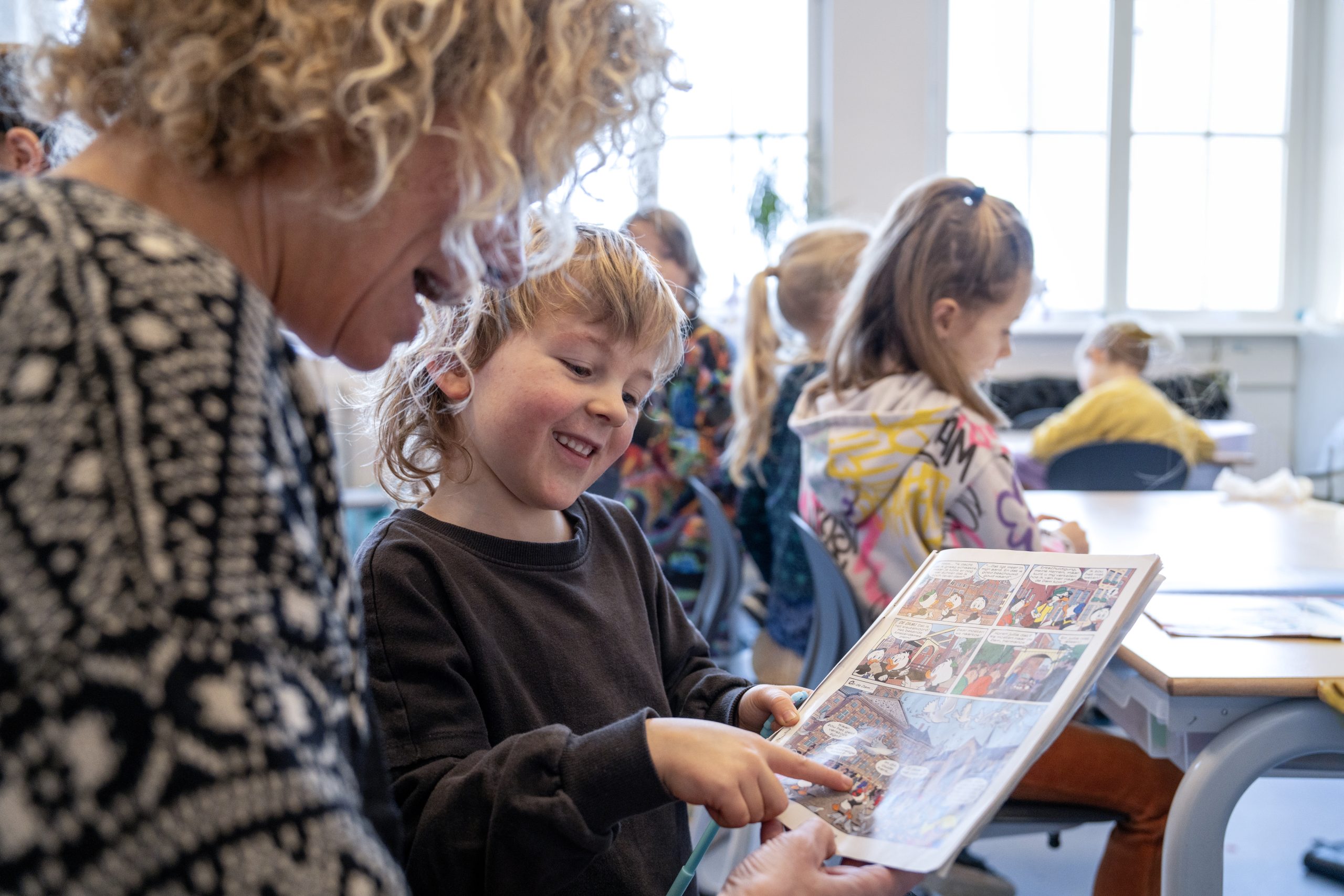 Kindje laat boek zien aan vrouw - monitoren van vloeiend lezen