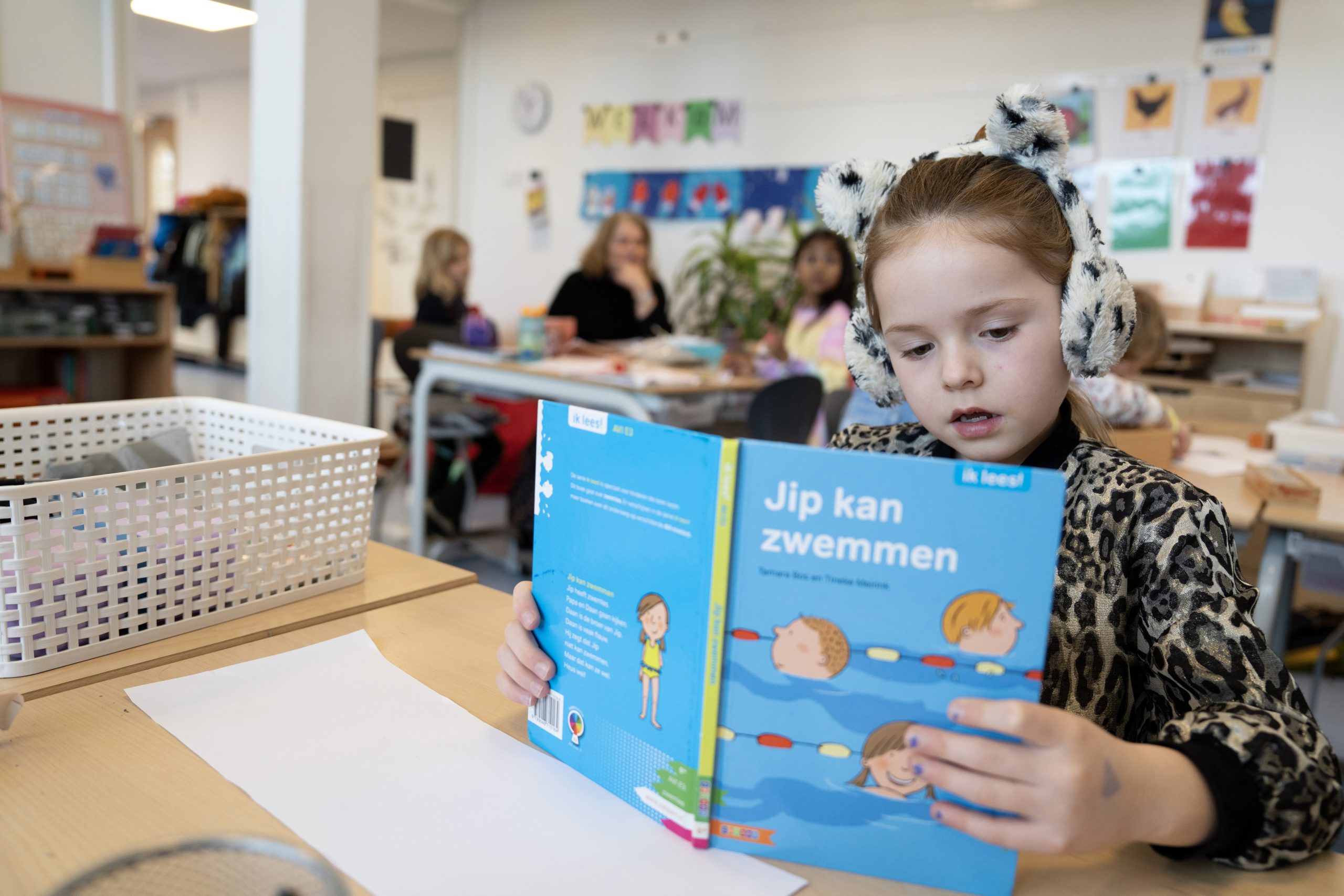 Meisje leest boek 'Jip leert zwemmen' 