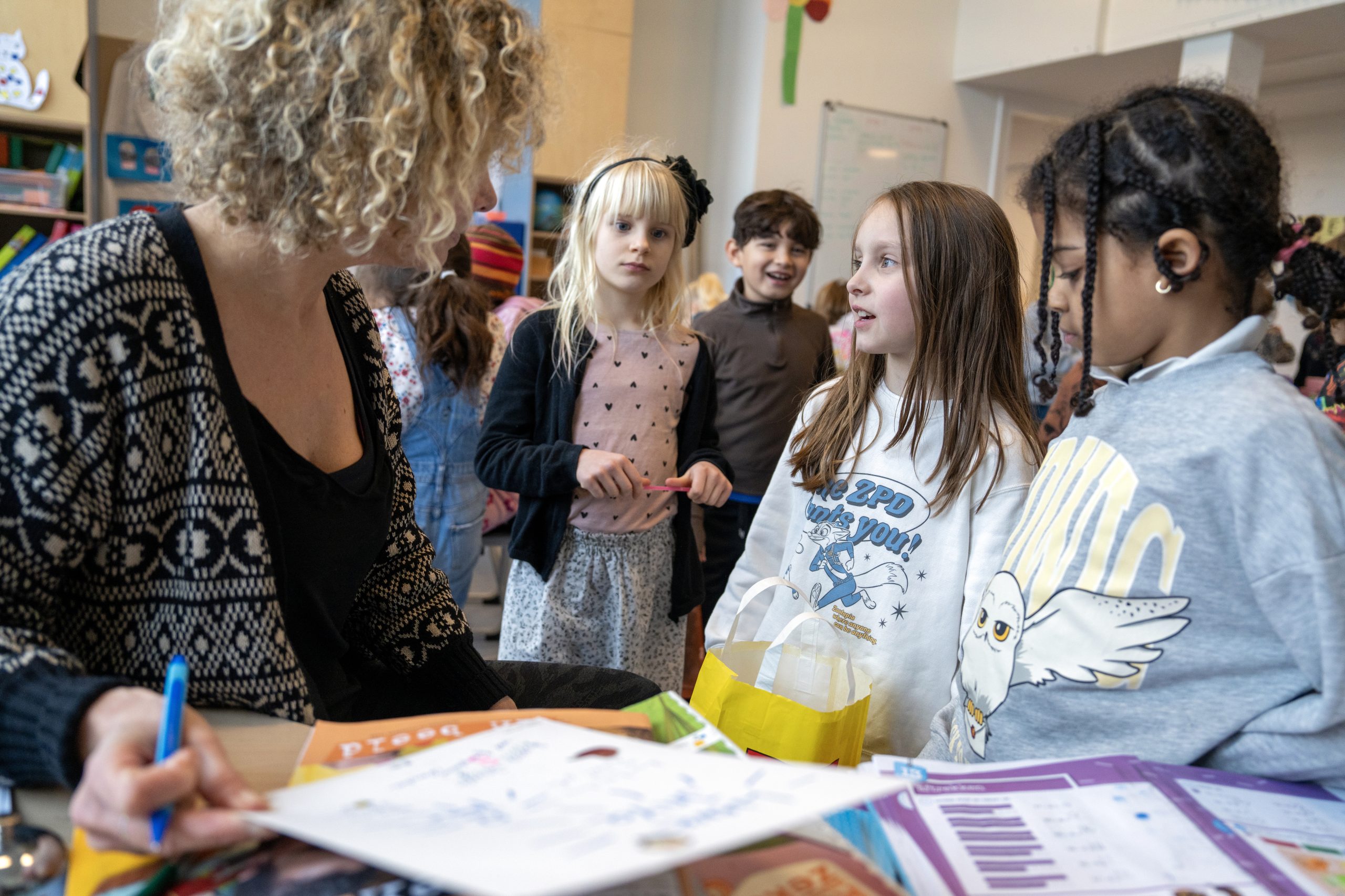 Meisjes praten met hun juf - informele activiteiten om inzicht te krijgen in vloeiend lezen