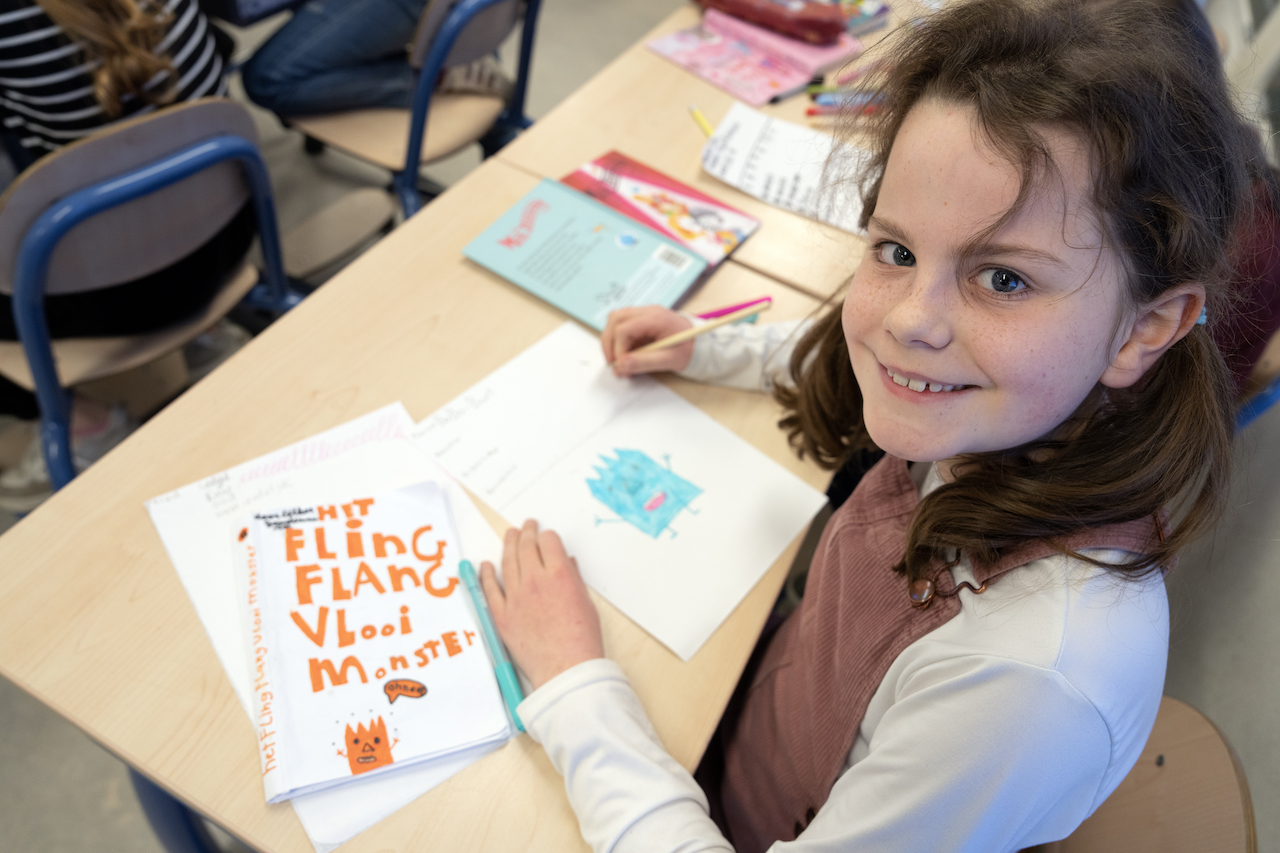 Meisje kijkt op van haar schoolwerk - rijke thema's