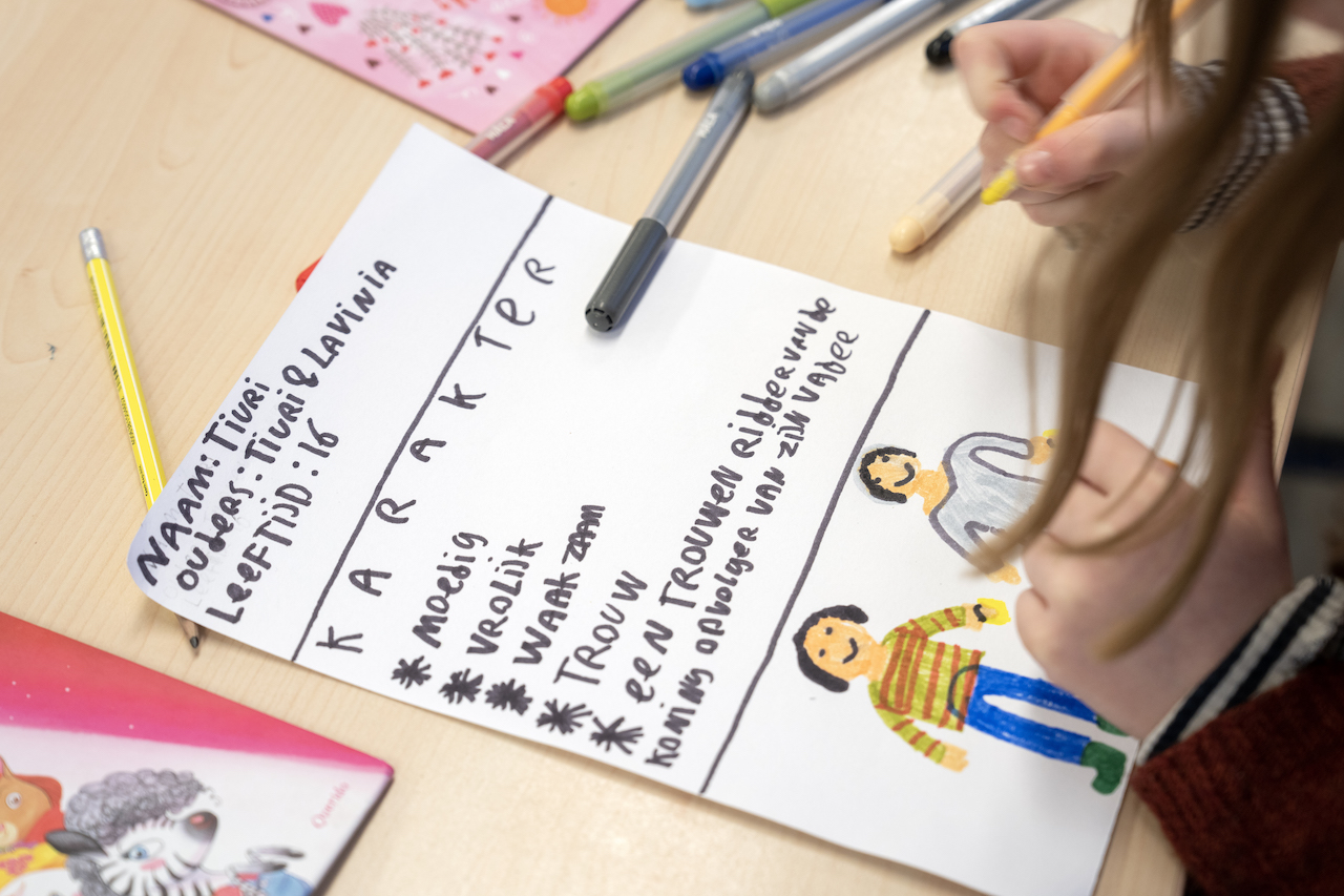 Kindertekening met tekst geïnspireerd op een boek 