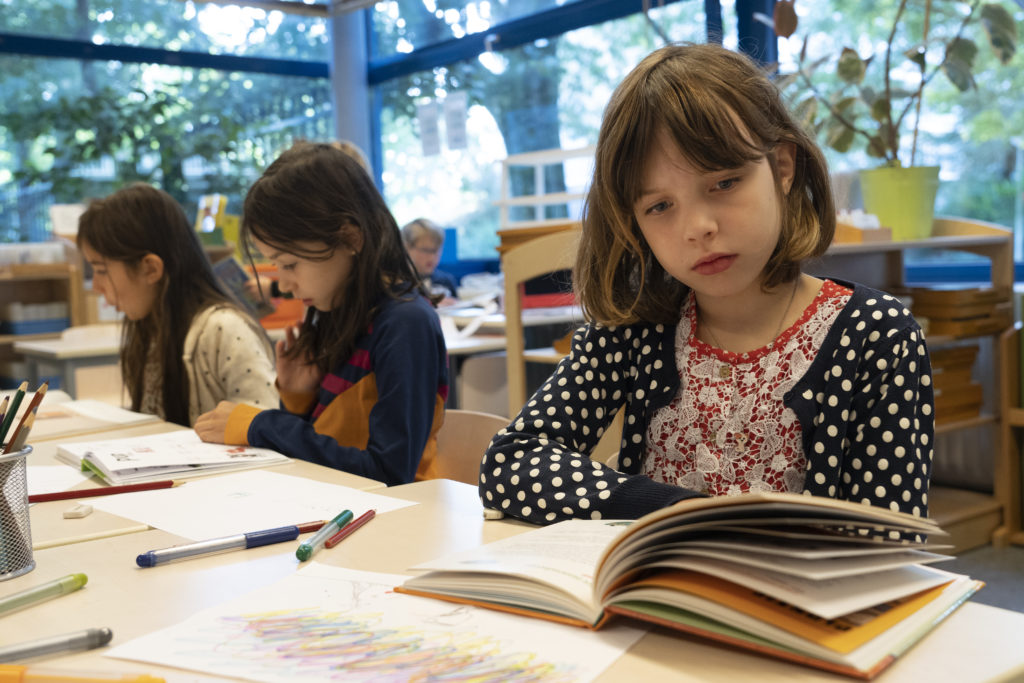 Meisjes lezen boeken in de klas