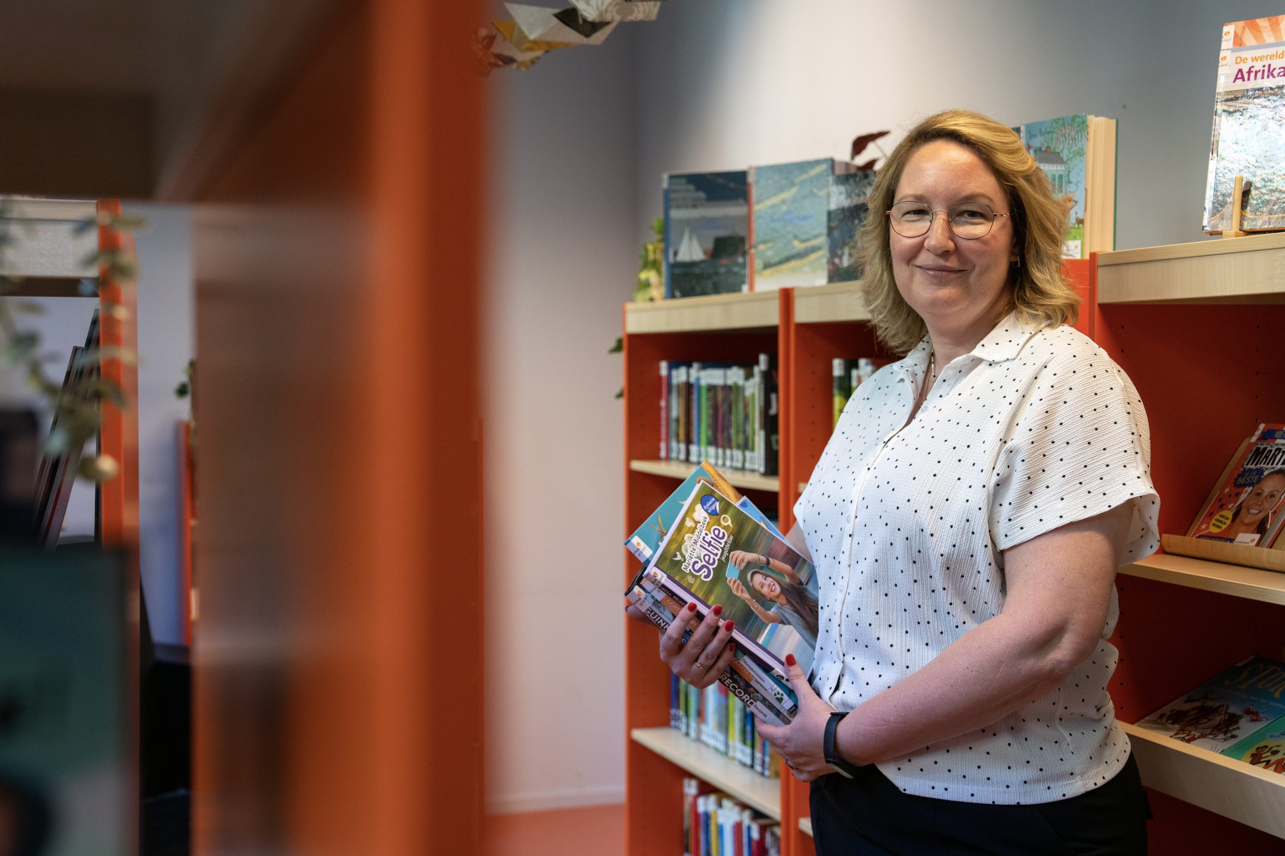 Leerkracht of bibliotheekmedewerker in een schoolbibliotheek